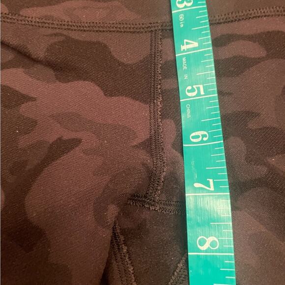 Lululemon low rise cropped black grey camo leggings size 6 - Picture 6 of 8